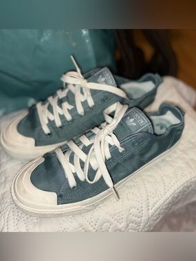 Adidas Nizza RF Canvas sneakers in a green and off-white colorway Size 8